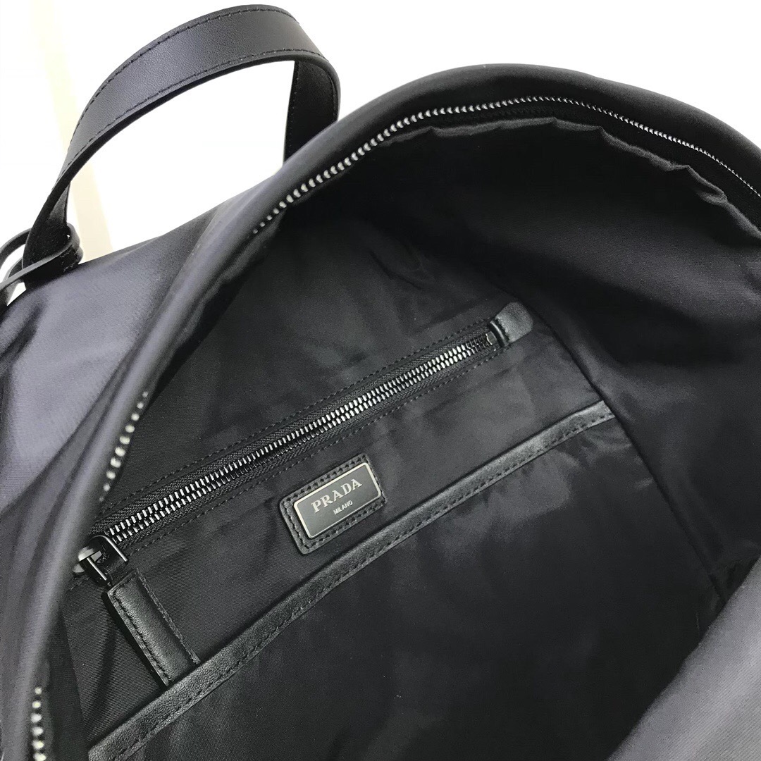 高仿男包【頂級原單】Prada新款雙肩包 型號2VZ066 顏色：黑+黑+藍高仿a貨