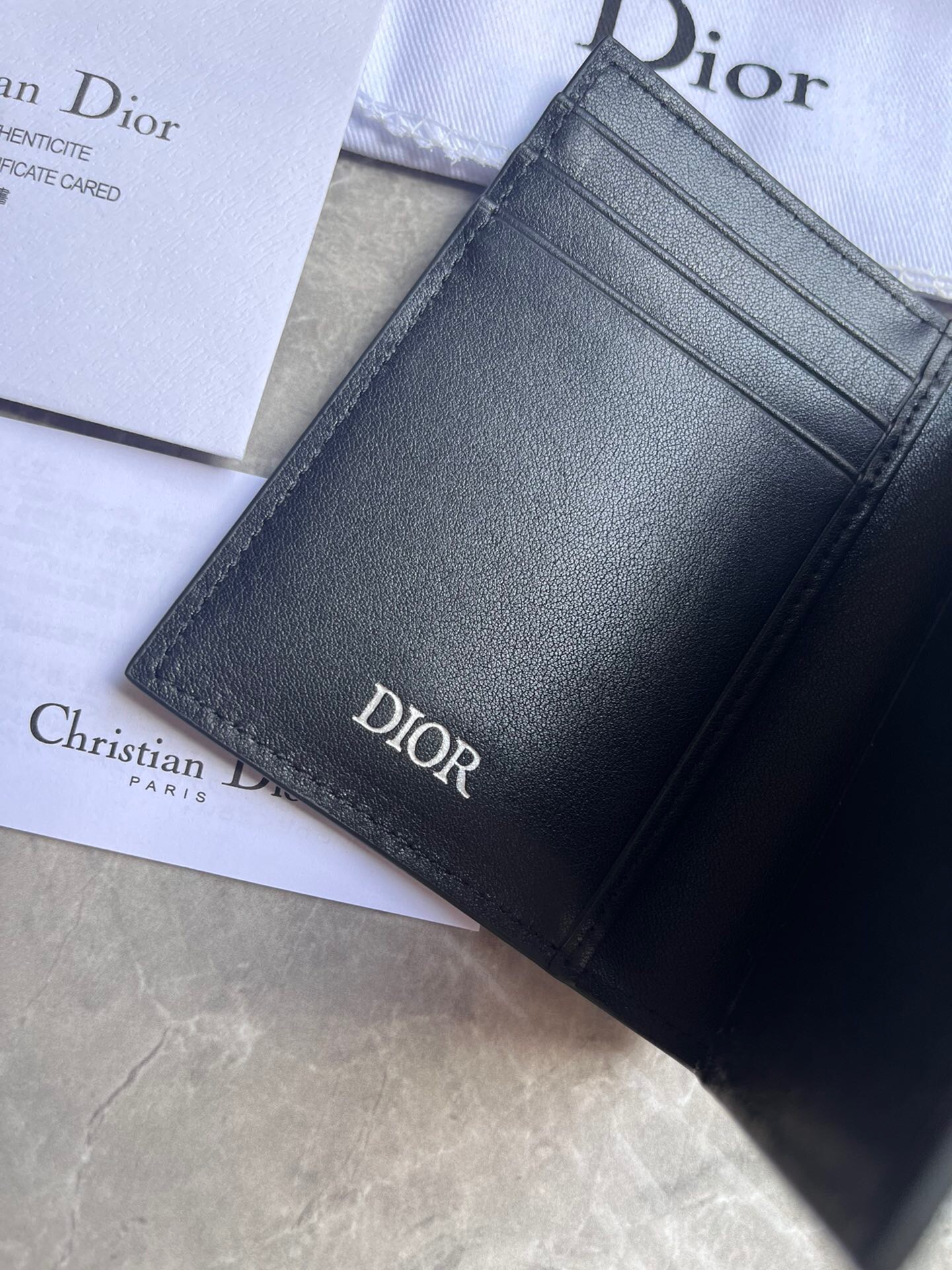 Dior男士新款雙摺卡夾 採用黑色光滑牛皮革精心制作高仿a貨