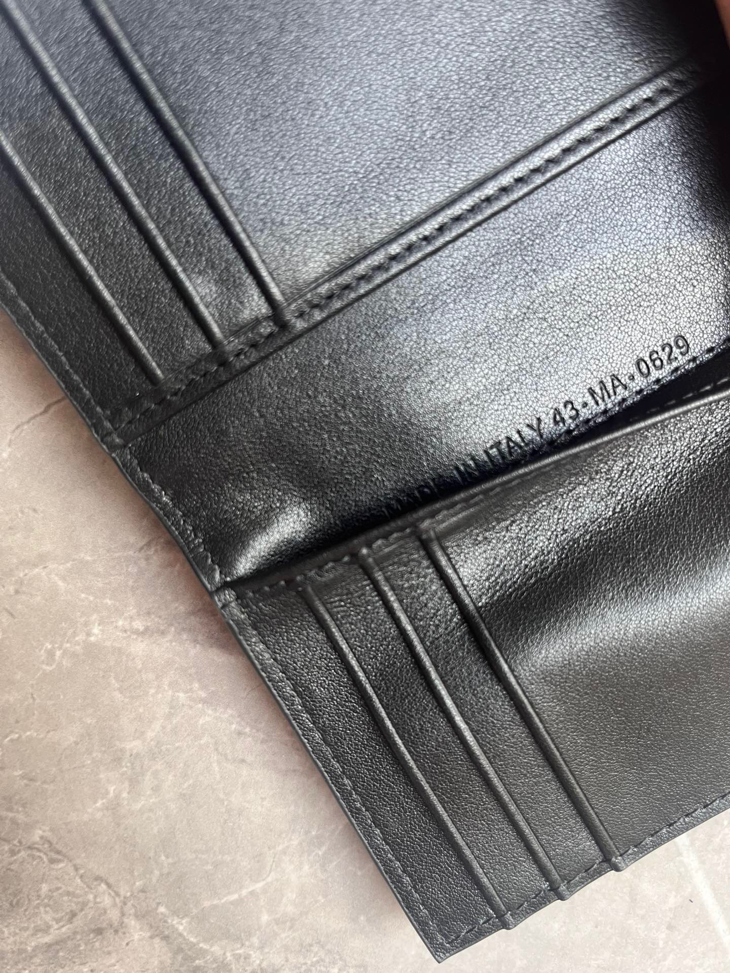 Dior男士新款雙摺卡夾 採用黑色光滑牛皮革精心制作高仿a貨